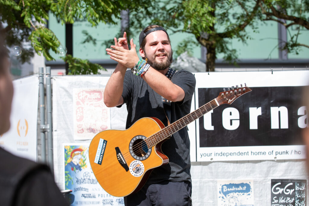 Bob, Frontsänger der deutschen Punkband Freidenkeralarm, auf dem Acoustic Open Air Konzert am 20.07.2019 beim CSD in Trier
