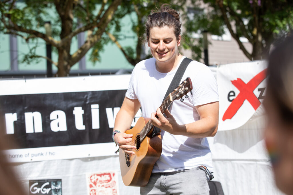 Tim, Gitarrist der deutschen Punkband Freidenkeralarm, auf dem Acoustic Open Air Konzert am 20.07.2019 beim CSD in Trier