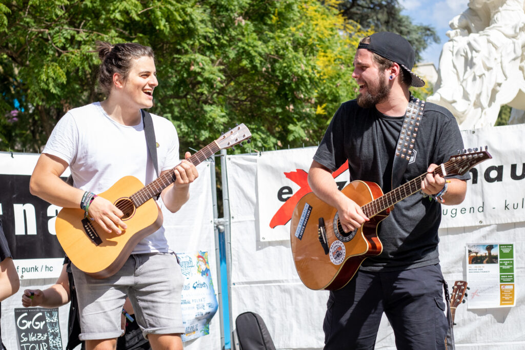 Bob und Tim, Sänger und Gitarrist der deutschen Punkband Freidenkeralarm, auf dem Acoustic Open Air Konzert am 20.07.2019 beim CSD in Trier