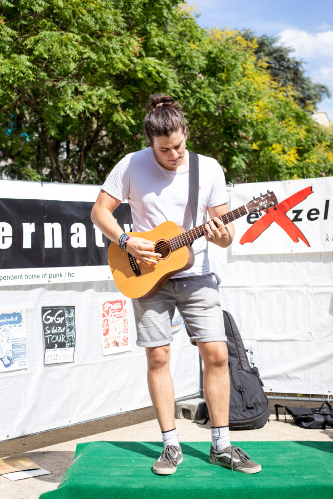 Tim, Gitarrist der deutschen Punkband Freidenkeralarm, auf dem Acoustic Open Air Konzert am 20.07.2019 beim CSD in Trier