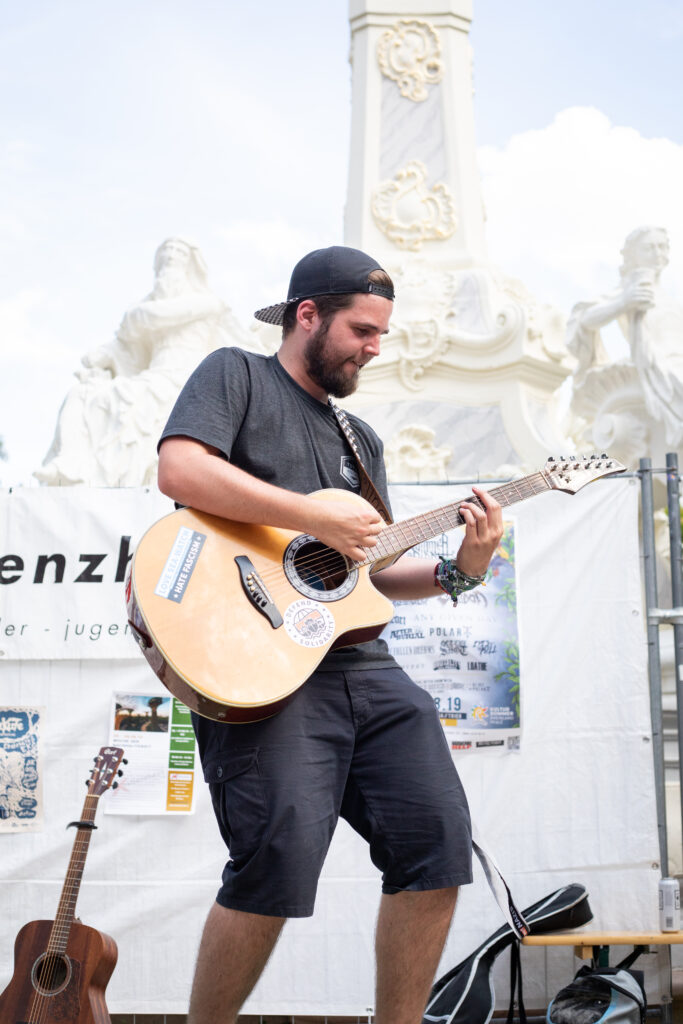 Bob, Frontsänger der deutschen Punkband Freidenkeralarm, auf dem Acoustic Open Air Konzert am 20.07.2019 beim CSD in Trier