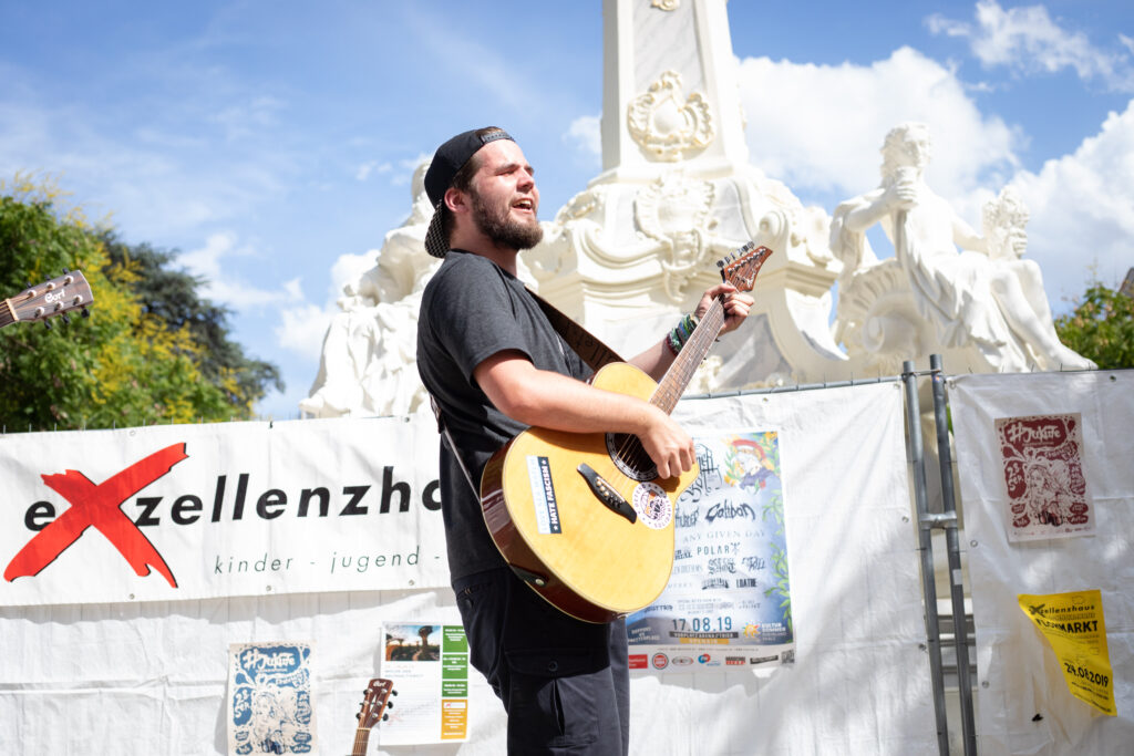 Bob, Frontsänger der deutschen Punkband Freidenkeralarm, auf dem Acoustic Open Air Konzert am 20.07.2019 beim CSD in Trier