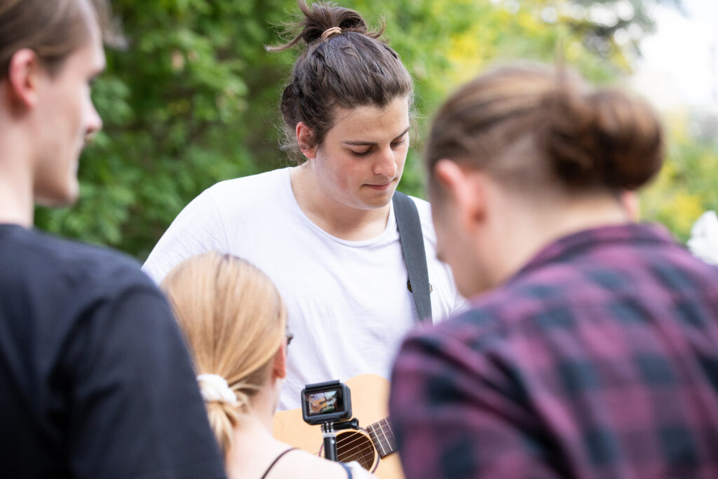 Tim, Gitarrist der deutschen Punkband Freidenkeralarm, auf dem Acoustic Open Air Konzert am 20.07.2019 beim CSD in Trier