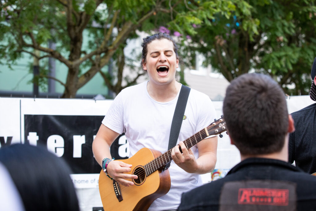 Tim, Gitarrist der deutschen Punkband Freidenkeralarm, auf dem Acoustic Open Air Konzert am 20.07.2019 beim CSD in Trier