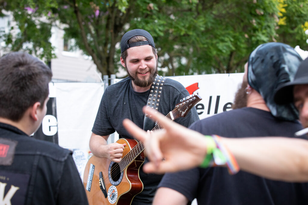Bob, Frontsänger der deutschen Punkband Freidenkeralarm, auf dem Acoustic Open Air Konzert am 20.07.2019 beim CSD in Trier
