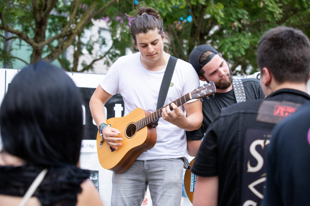 Bob und Tim, Sänger und Gitarrist der deutschen Punkband Freidenkeralarm, auf dem Acoustic Open Air Konzert am 20.07.2019 beim CSD in Trier
