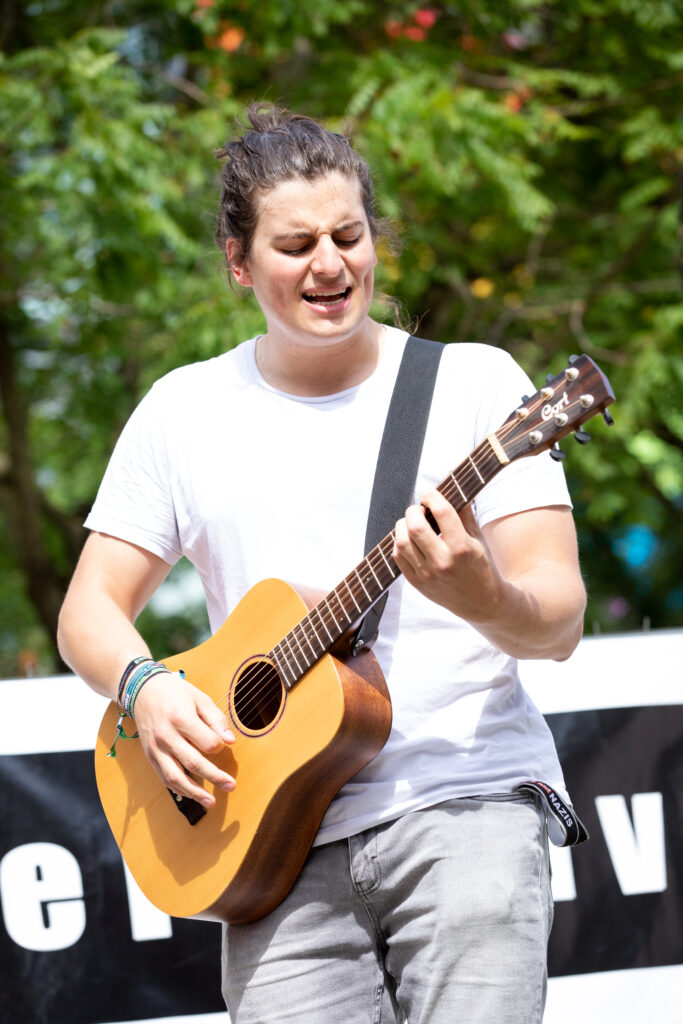 Tim, Gitarrist der deutschen Punkband Freidenkeralarm, auf dem Acoustic Open Air Konzert am 20.07.2019 beim CSD in Trier