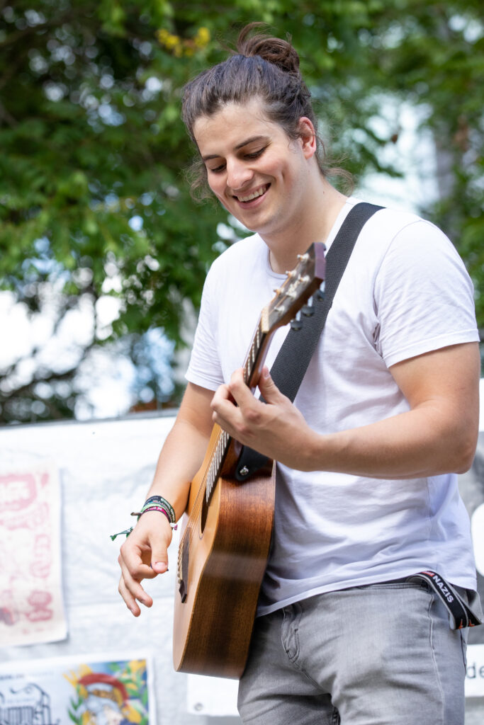 Tim, Gitarrist der deutschen Punkband Freidenkeralarm, auf dem Acoustic Open Air Konzert am 20.07.2019 beim CSD in Trier