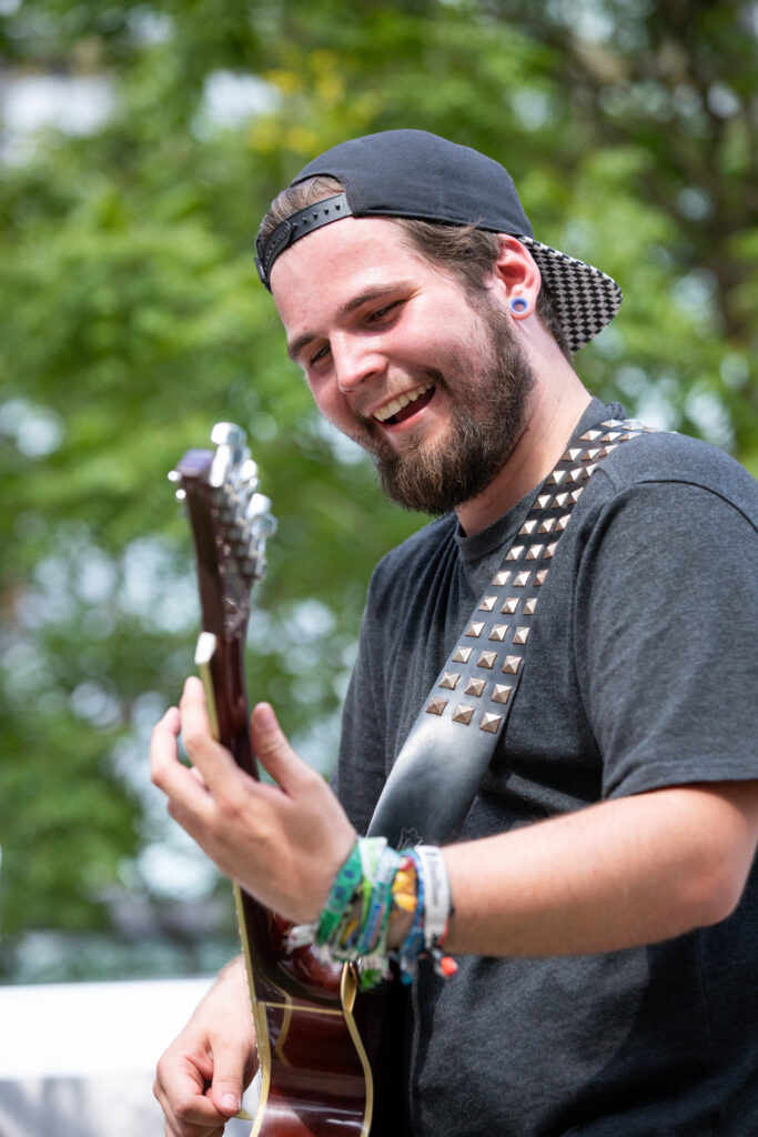 Bob, Frontsänger der deutschen Punkband Freidenkeralarm, auf dem Acoustic Open Air Konzert am 20.07.2019 beim CSD in Trier