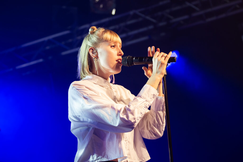 Deutsche Musikerin LEA im Atelier in Luxemburg während ihrer "Zwischen den Teilen" Tour 2019