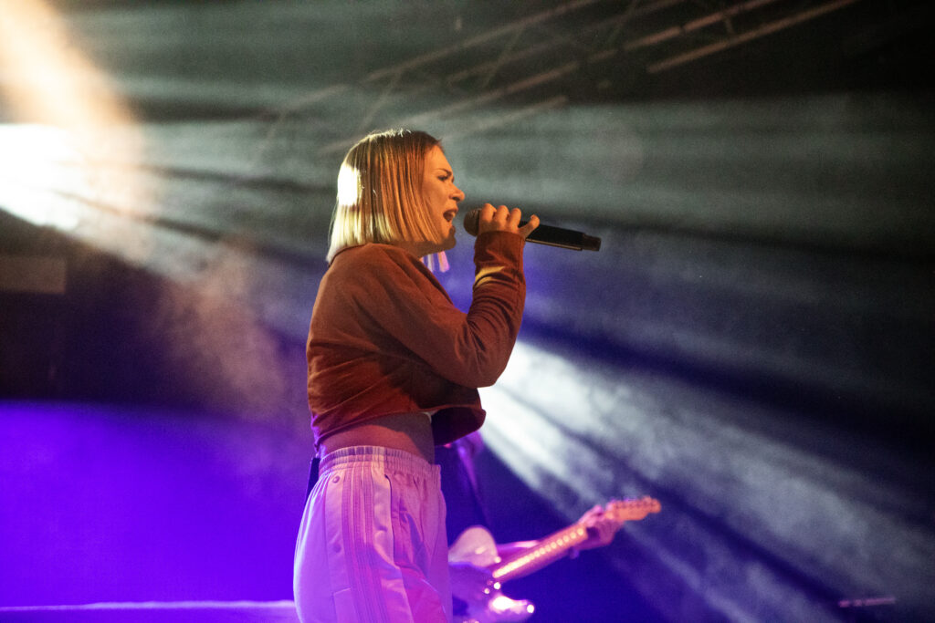 Österreichische Musikerin Mathea 2019 im Atelier in Luxemburg als Support von LEA