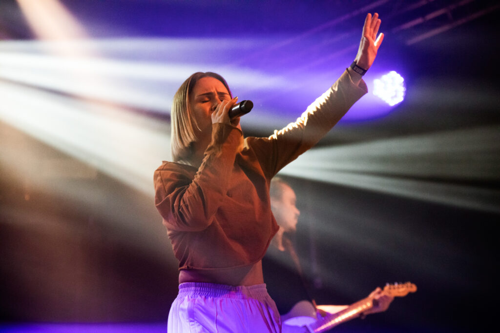 Österreichische Musikerin Mathea 2019 im Atelier in Luxemburg als Support von LEA