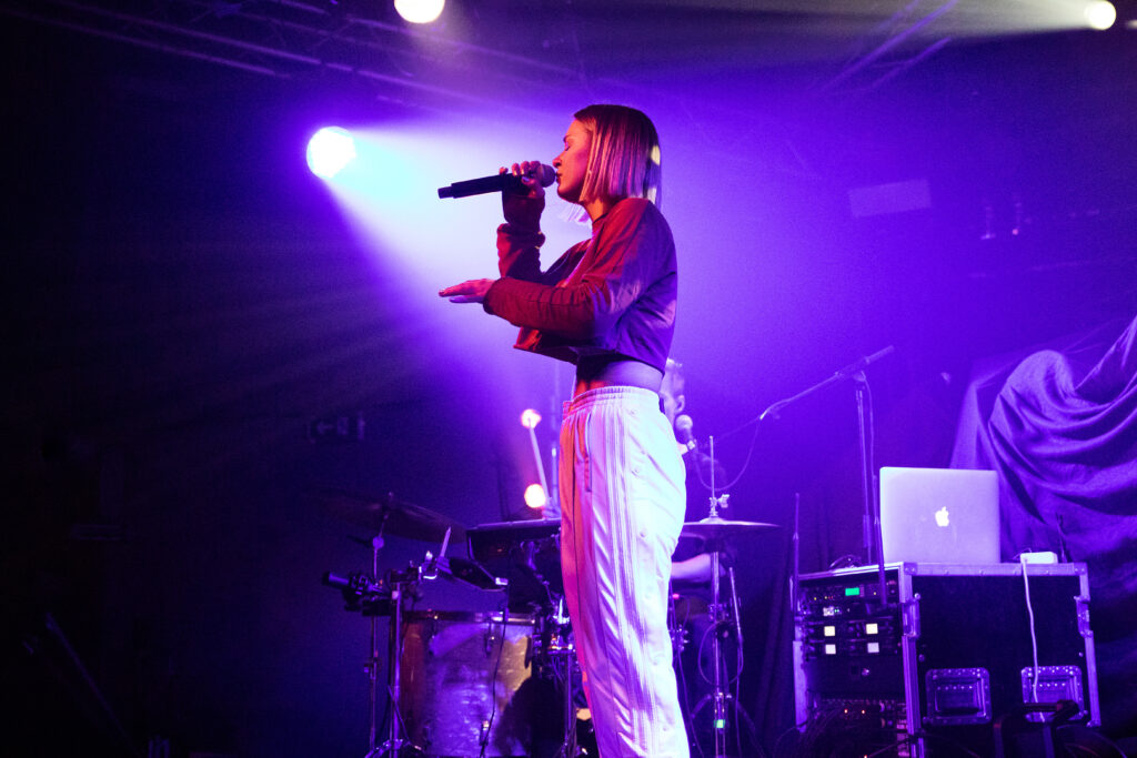 Österreichische Musikerin Mathea 2019 im Atelier in Luxemburg als Support von LEA