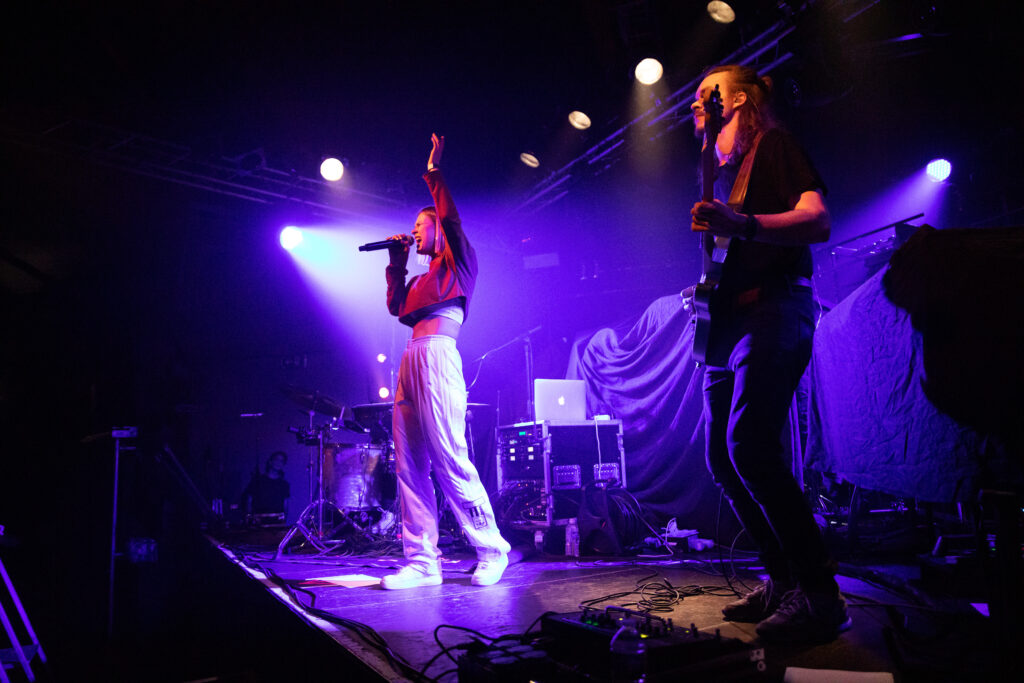 Österreichische Musikerin Mathea 2019 im Atelier in Luxemburg als Support von LEA