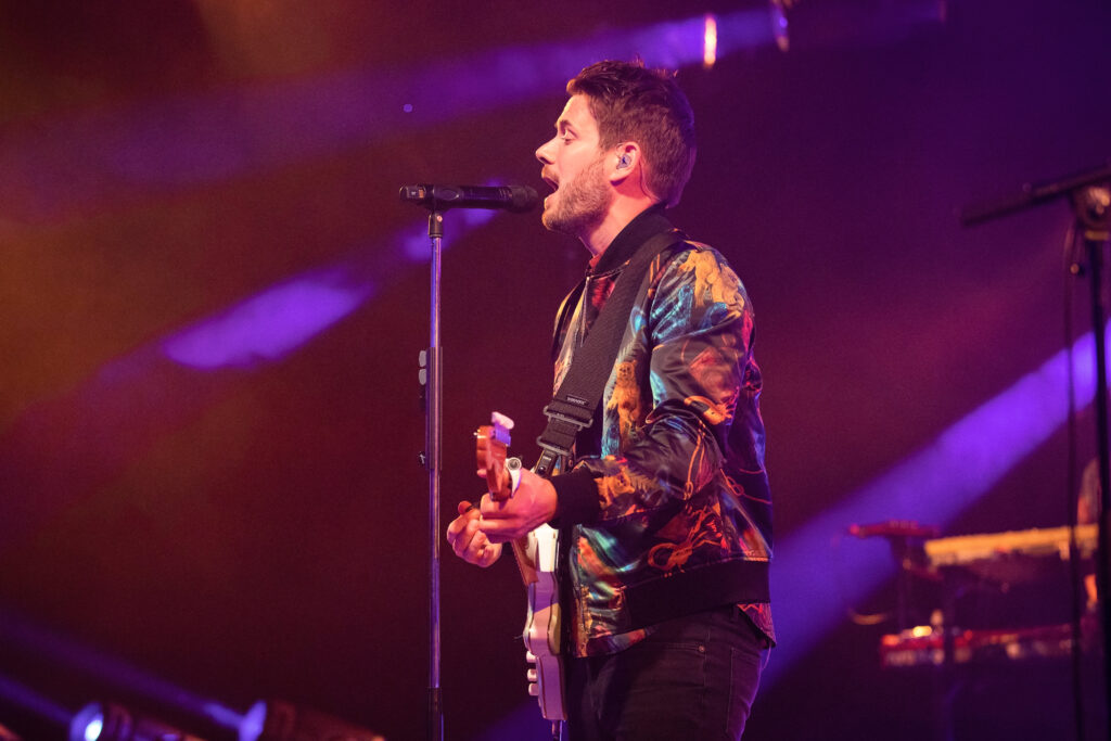 Johannes Strate, Frontsänger der deutschen Pop-Rock-Band Revolverheld, bei der "Zimmer im Blick" Tour 2019 in der Luxexpo The Box in Luxemburg