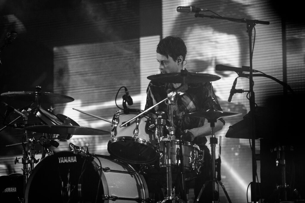 Jakob Sinn, Schlagzeuger der deutschen Pop-Rock-Band Revolverheld, bei der "Zimmer im Blick" Tour 2019 in der Luxexpo The Box in Luxemburg