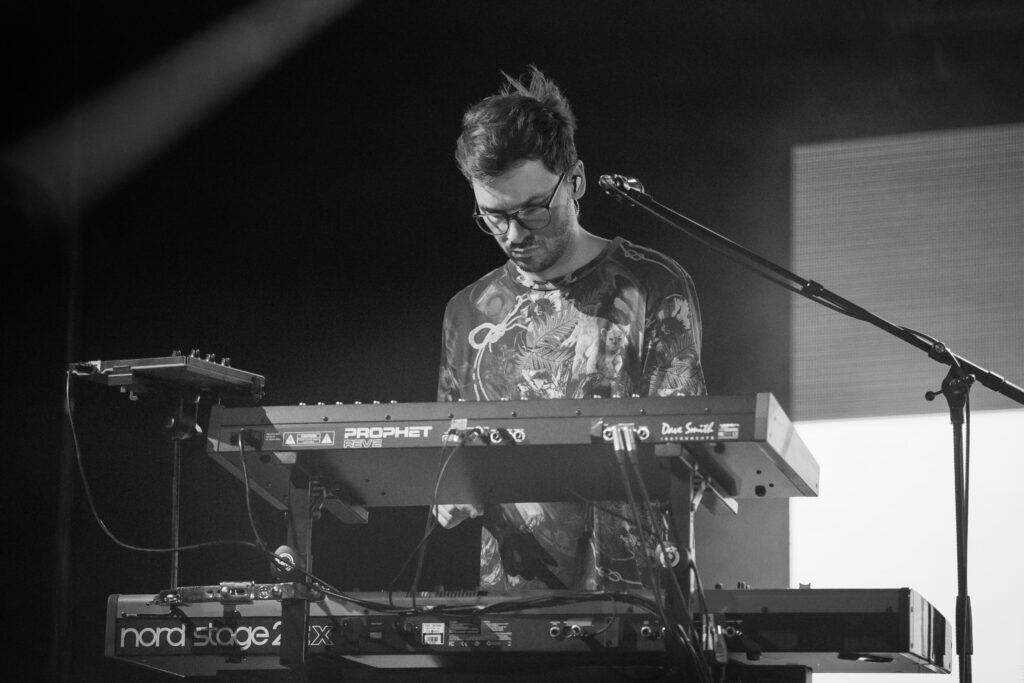 Arne Straube, Keyboarder der deutschen Pop-Rock-Band Revolverheld, bei der "Zimmer im Blick" Tour 2019 in der Luxexpo The Box in Luxemburg