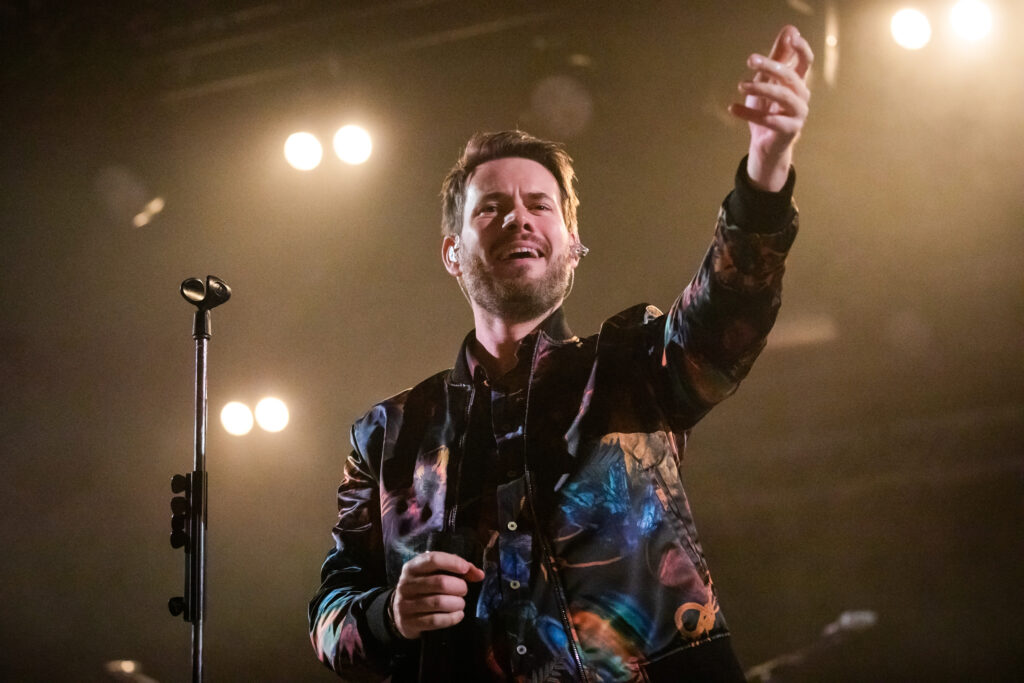 Johannes Strate, Frontsänger der deutschen Pop-Rock-Band Revolverheld, bei der "Zimmer im Blick" Tour 2019 in der Luxexpo The Box in Luxemburg