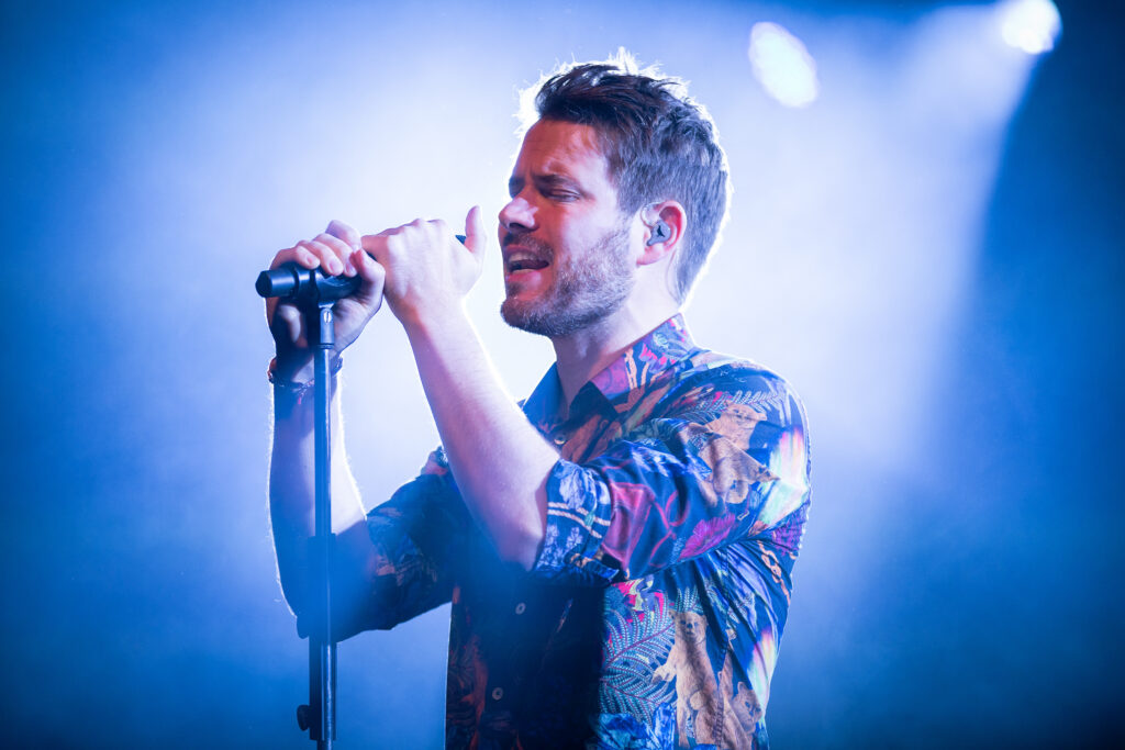 Johannes Strate, Frontsänger der deutschen Pop-Rock-Band Revolverheld, bei der "Zimmer im Blick" Tour 2019 in der Luxexpo The Box in Luxemburg