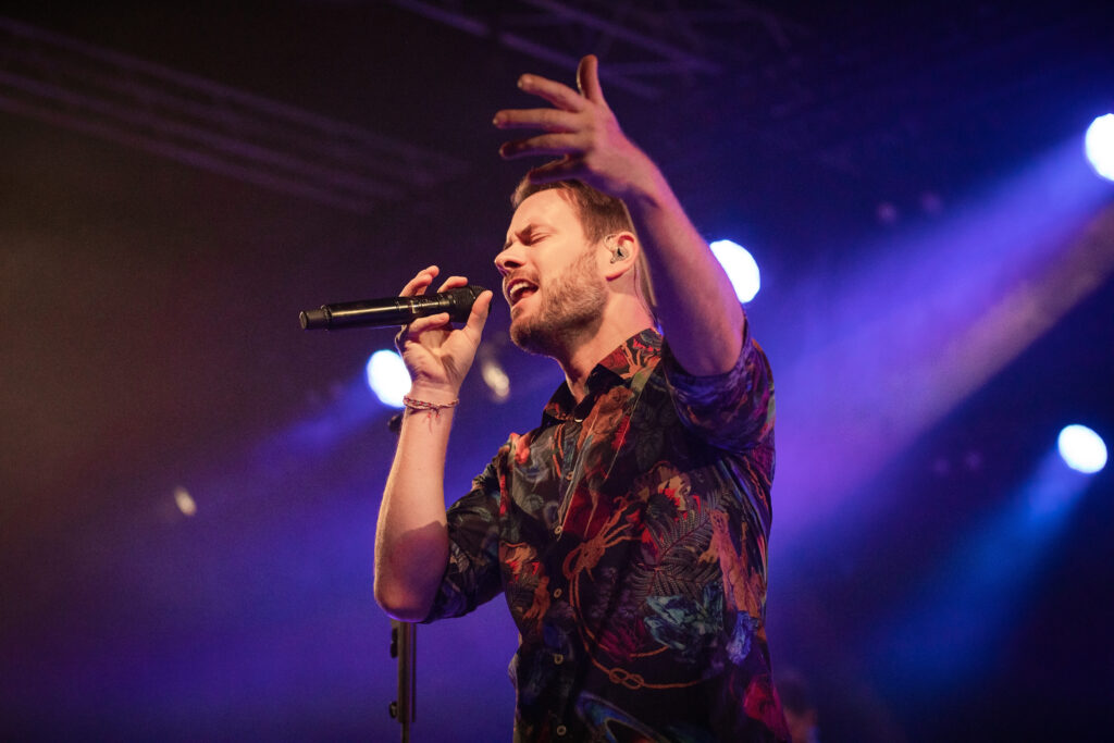 Johannes Strate, Frontsänger der deutschen Pop-Rock-Band Revolverheld, bei der "Zimmer im Blick" Tour 2019 in der Luxexpo The Box in Luxemburg