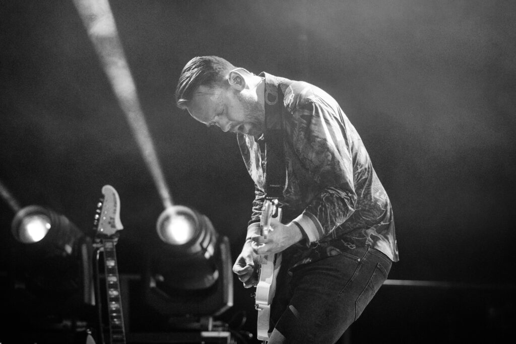 Kristoffer Hünecke, Gitarrist der deutschen Pop-Rock-Band Revolverheld, bei der "Zimmer im Blick" Tour 2019 in der Luxexpo The Box in Luxemburg