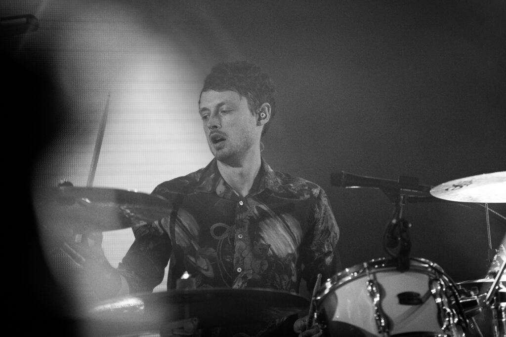 Jakob Sinn, Schlagzeuger der deutschen Pop-Rock-Band Revolverheld, bei der "Zimmer im Blick" Tour 2019 in der Luxexpo The Box in Luxemburg