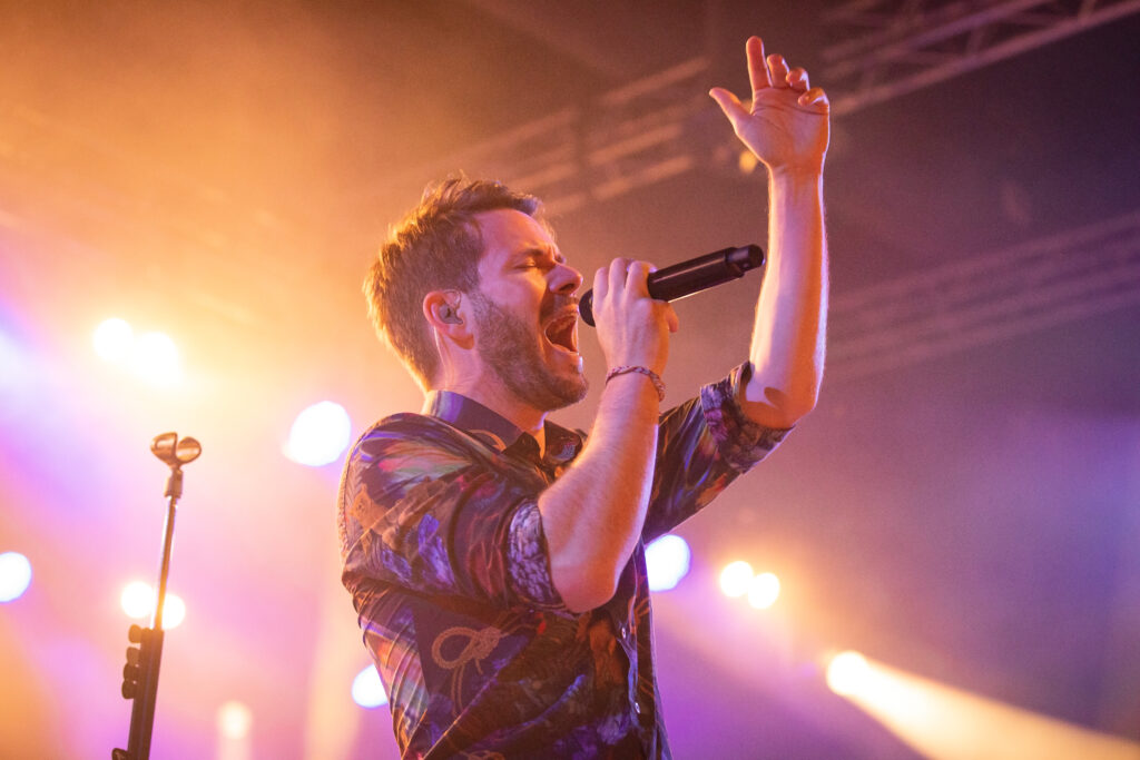 Johannes Strate, Frontsänger der deutschen Pop-Rock-Band Revolverheld, bei der "Zimmer im Blick" Tour 2019 in der Luxexpo The Box in Luxemburg