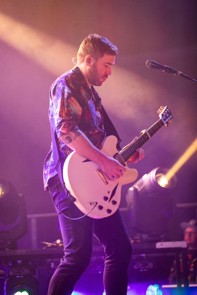 Niels Kristian Hansen, Gitarrist der deutschen Pop-Rock-Band Revolverheld, bei der "Zimmer im Blick" Tour 2019 in der Luxexpo The Box in Luxemburg