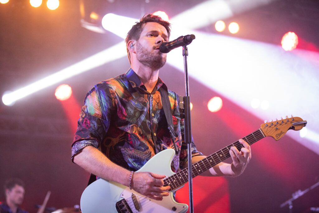 Johannes Strate, Frontsänger der deutschen Pop-Rock-Band Revolverheld, bei der "Zimmer im Blick" Tour 2019 in der Luxexpo The Box in Luxemburg