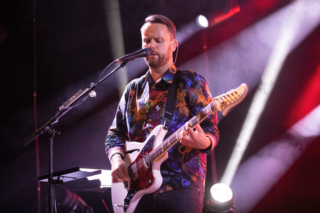 Kristoffer Hünecke, Gitarrist der deutschen Pop-Rock-Band Revolverheld, bei der "Zimmer im Blick" Tour 2019 in der Luxexpo The Box in Luxemburg