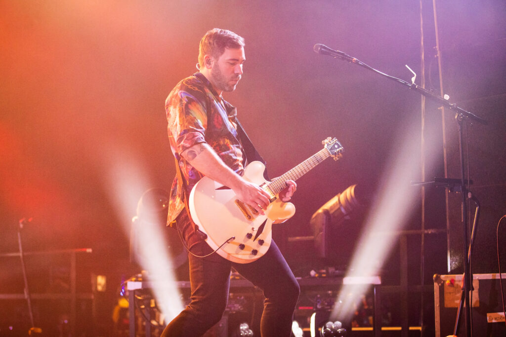 Niels Kristian Hansen, Gitarrist der deutschen Pop-Rock-Band Revolverheld, bei der "Zimmer im Blick" Tour 2019 in der Luxexpo The Box in Luxemburg