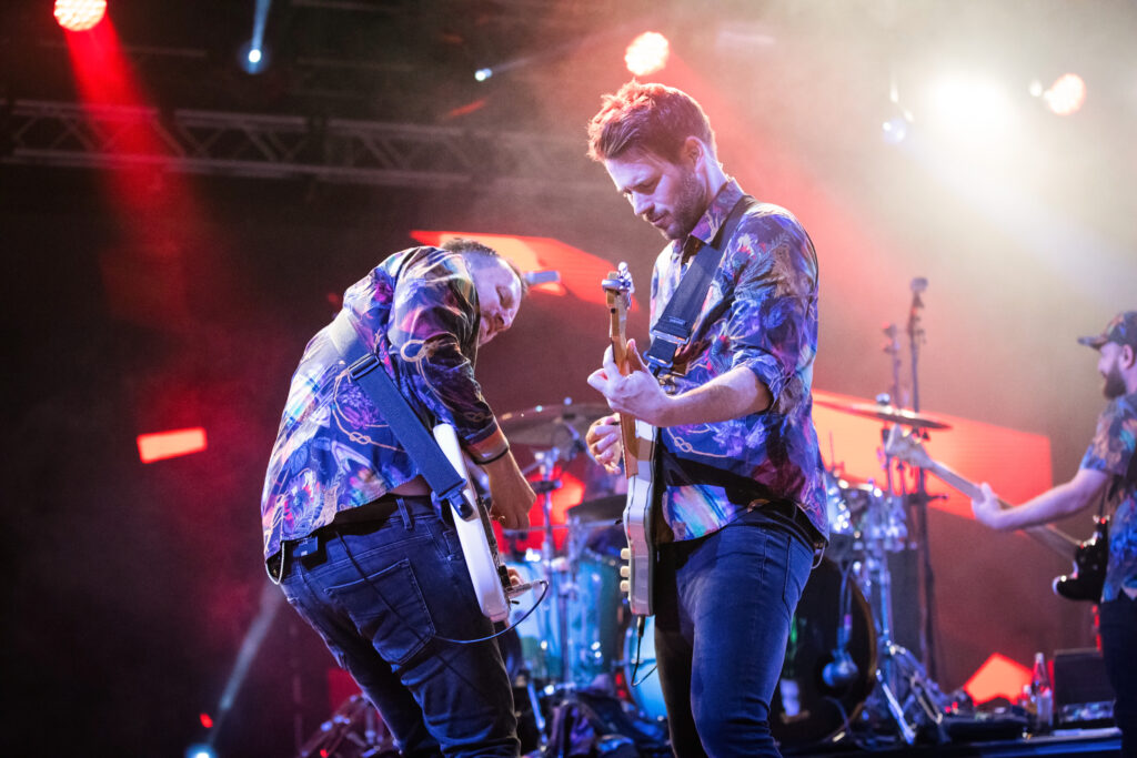 Johannes Strate, Frontsänger, und Kristoffer Hünecke, Gitarrist der deutschen Pop-Rock-Band Revolverheld, bei der "Zimmer im Blick" Tour 2019 in der Luxexpo The Box in Luxemburg