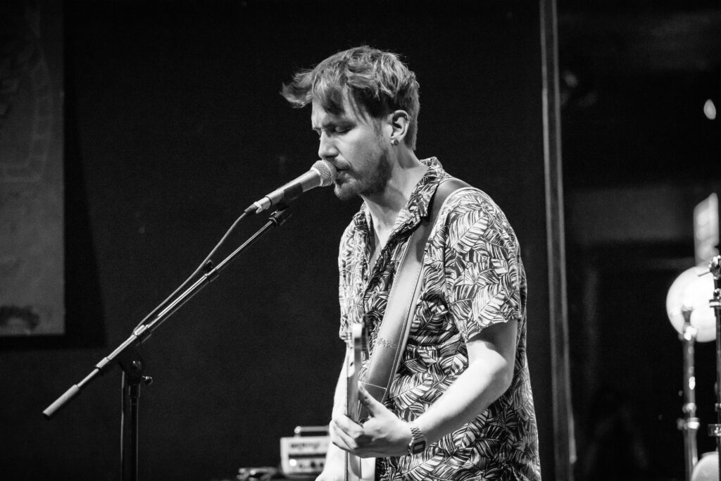 Sven, Gitarrist und Sänger der deutschen Alternative-Band Stereo Horizon, bei einem Auftritt in der Lucky's Luke in Trier