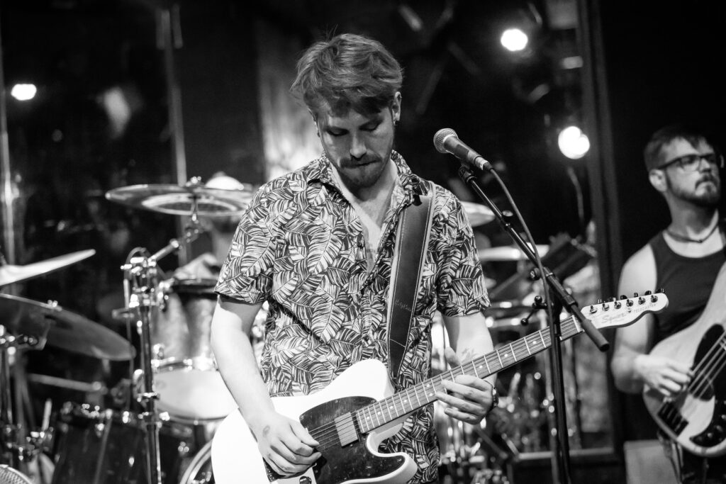 Sven, Gitarrist und Sänger der deutschen Alternative-Band Stereo Horizon, bei einem Auftritt in der Lucky's Luke in Trier