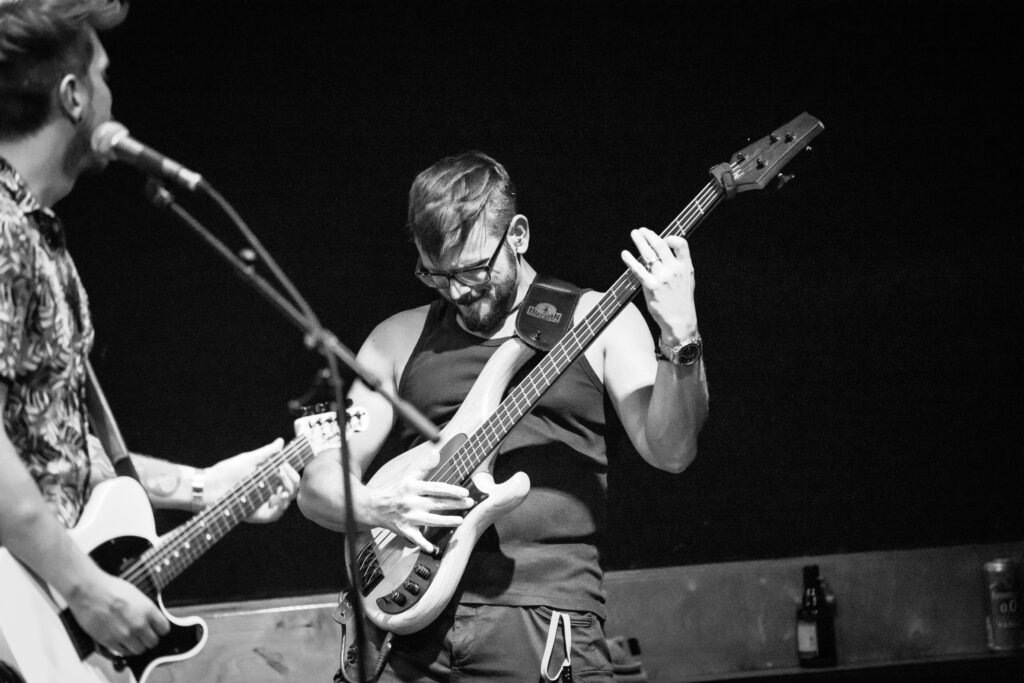 Thorsten, Bassist der deutschen Alternative-Band Stereo Horizon, bei einem Auftritt in der Lucky's Luke in Trier