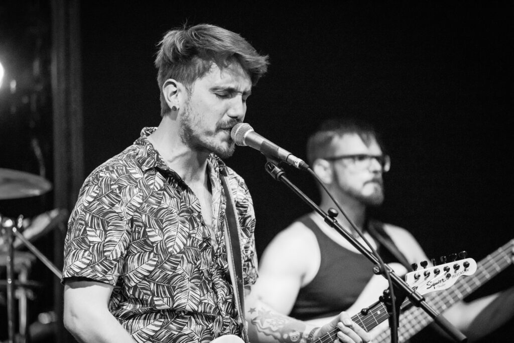 Sven, Gitarrist und Sänger der deutschen Alternative-Band Stereo Horizon, bei einem Auftritt in der Lucky's Luke in Trier