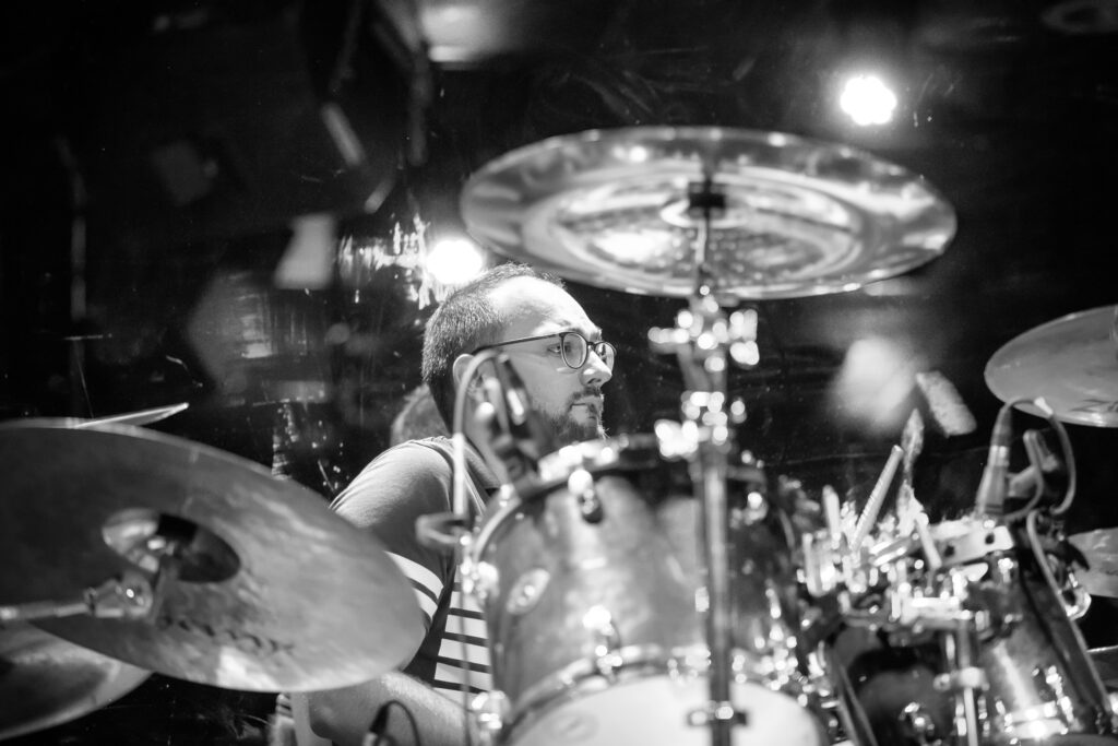 Christoph, Schlagzeuger der deutschen Alternative-Band Stereo Horizon, bei einem Auftritt in der Lucky's Luke in Trier