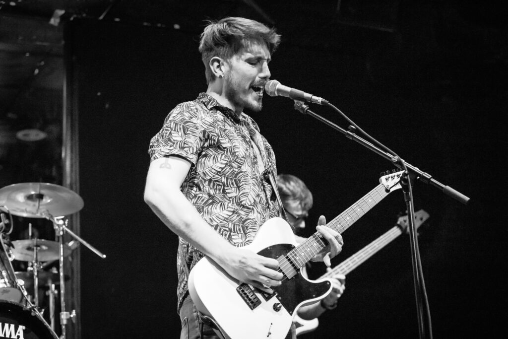 Sven, Gitarrist und Sänger der deutschen Alternative-Band Stereo Horizon, bei einem Auftritt in der Lucky's Luke in Trier