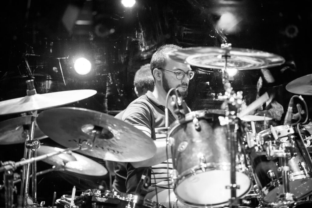 Christoph, Schlagzeuger der deutschen Alternative-Band Stereo Horizon, bei einem Auftritt in der Lucky's Luke in Trier