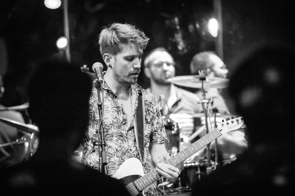 Sven, Gitarrist und Sänger der deutschen Alternative-Band Stereo Horizon, bei einem Auftritt in der Lucky's Luke in Trier