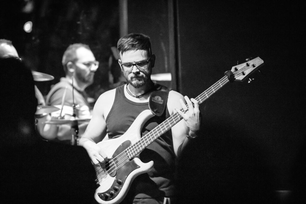 Thorsten, Bassist der deutschen Alternative-Band Stereo Horizon, bei einem Auftritt in der Lucky's Luke in Trier