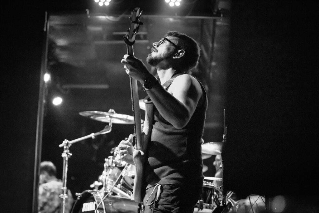 Thorsten, Bassist der deutschen Alternative-Band Stereo Horizon, bei einem Auftritt in der Lucky's Luke in Trier