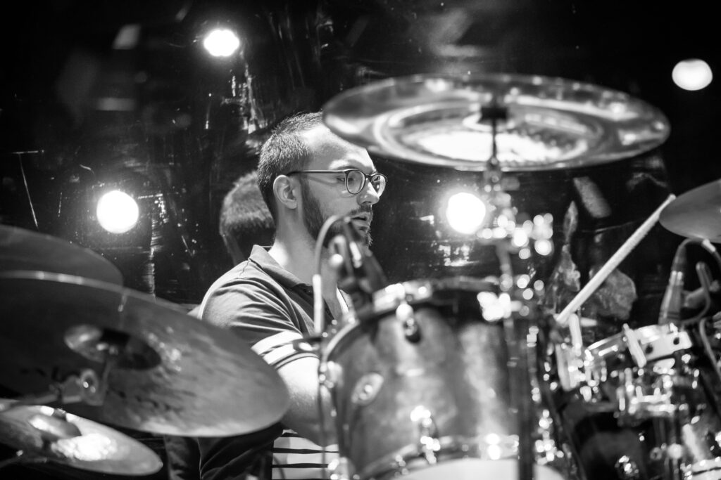 Christoph, Schlagzeuger der deutschen Alternative-Band Stereo Horizon, bei einem Auftritt in der Lucky's Luke in Trier