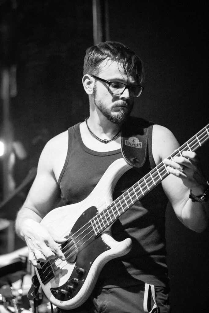 Thorsten, Bassist der deutschen Alternative-Band Stereo Horizon, bei einem Auftritt in der Lucky's Luke in Trier