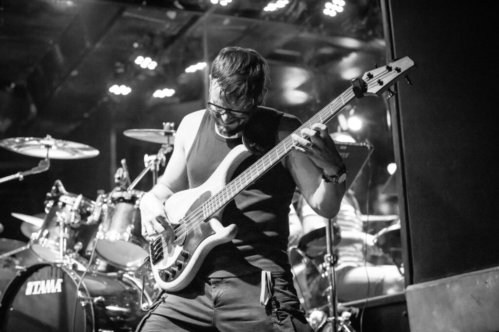 Thorsten, Bassist der deutschen Alternative-Band Stereo Horizon, bei einem Auftritt in der Lucky's Luke in Trier