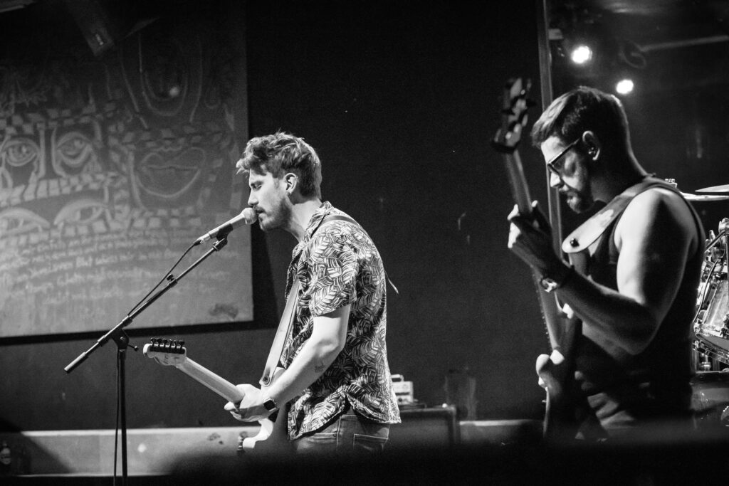 Sven, Gitarrist und Sänger, und Thorsten, Bassist der deutschen Alternative-Band Stereo Horizon, bei einem Auftritt in der Lucky's Luke in Trier