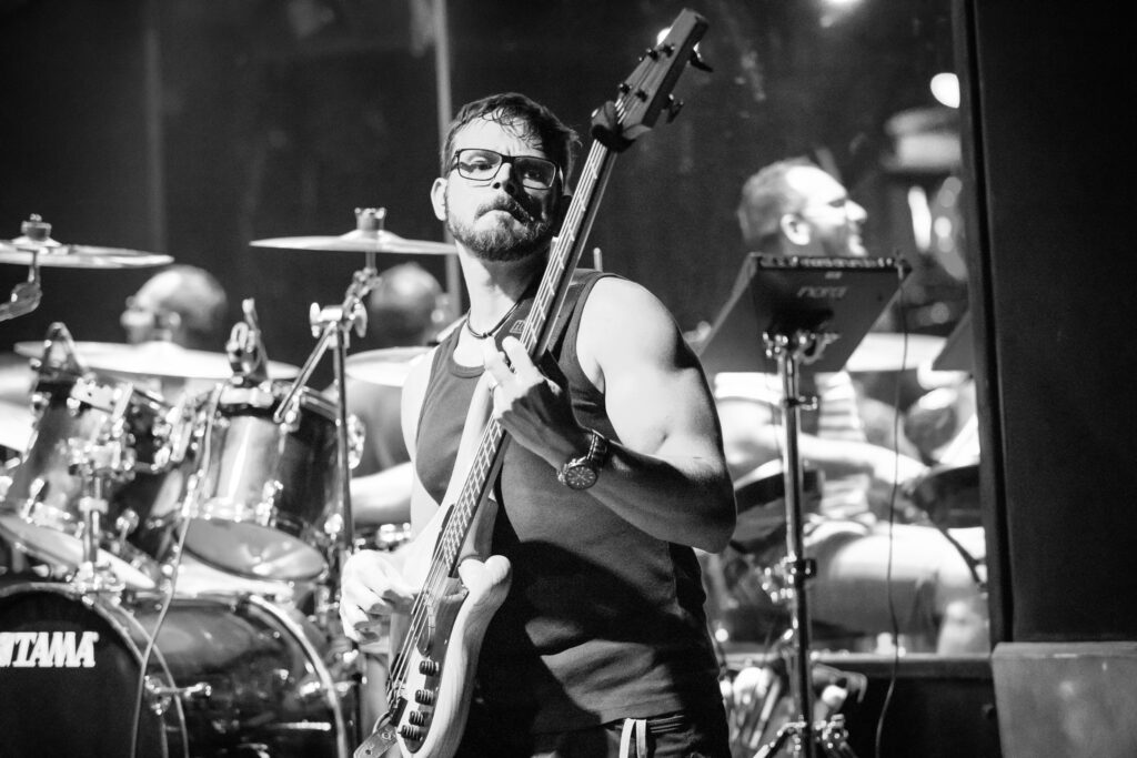 Thorsten, Bassist der deutschen Alternative-Band Stereo Horizon, bei einem Auftritt in der Lucky's Luke in Trier