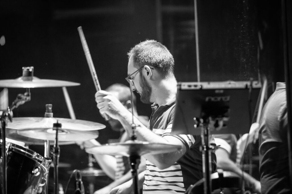 Christoph, Schlagzeuger der deutschen Alternative-Band Stereo Horizon, bei einem Auftritt in der Lucky's Luke in Trier