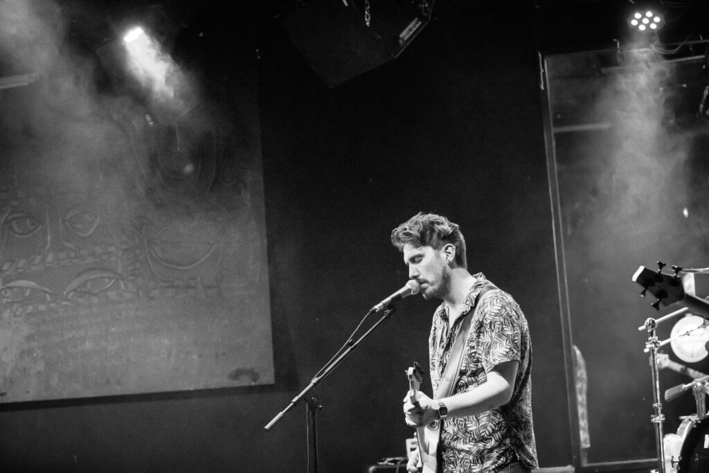 Sven, Gitarrist und Sänger der deutschen Alternative-Band Stereo Horizon, bei einem Auftritt in der Lucky's Luke in Trier