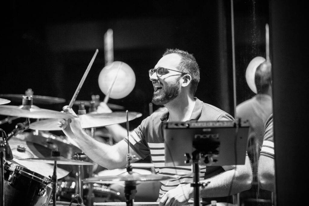 Christoph, Schlagzeuger der deutschen Alternative-Band Stereo Horizon, bei einem Auftritt in der Lucky's Luke in Trier